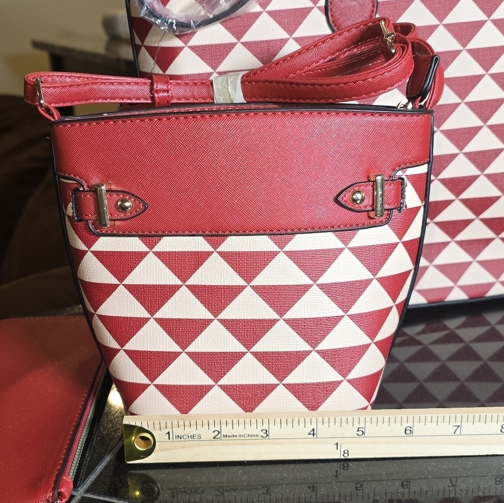 VEGAN 3 piece Red & Tan LG Bucket Purse, SM Bucket & Cosmetic Case - Picture 9 of 11